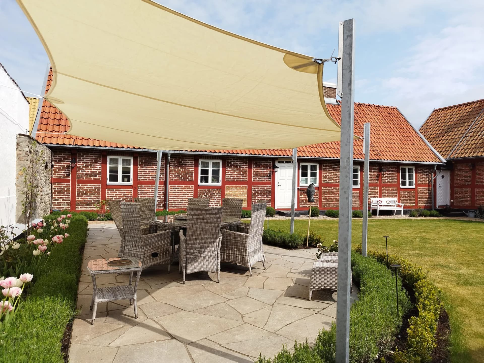 Uteplats med solskydd