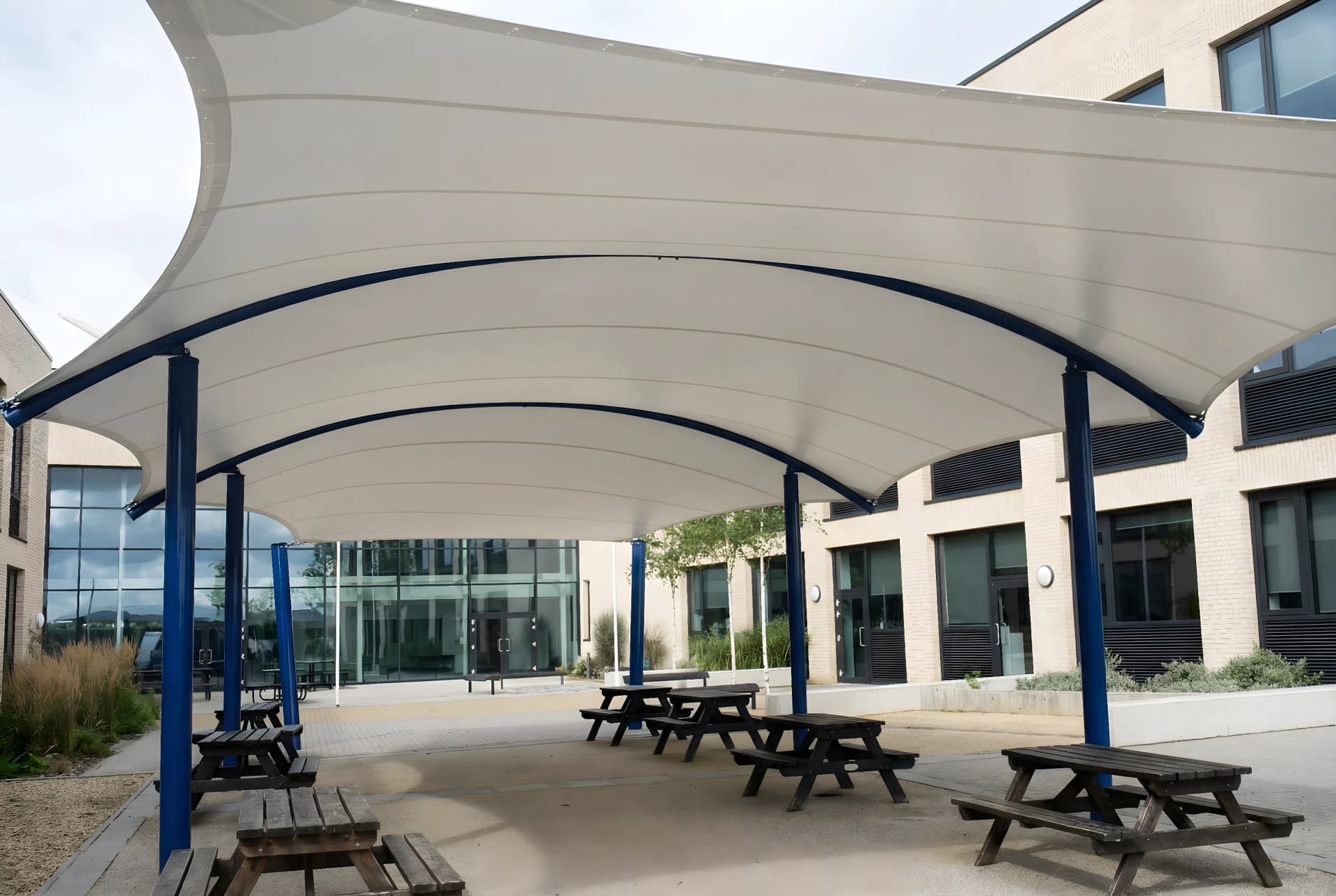 Permanent taklösning med segelduk för idrottsanläggning