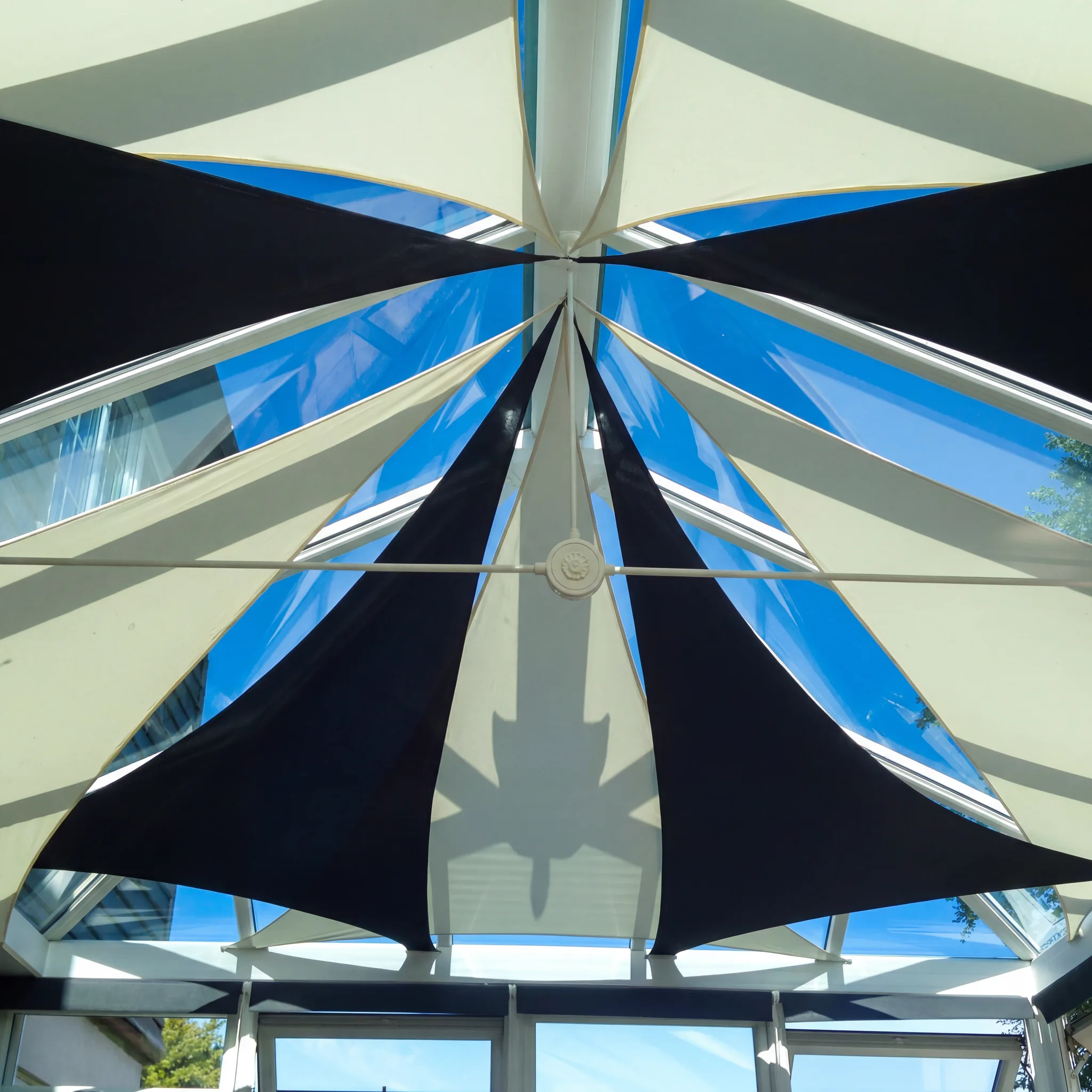 Solsegel monterat under glastak