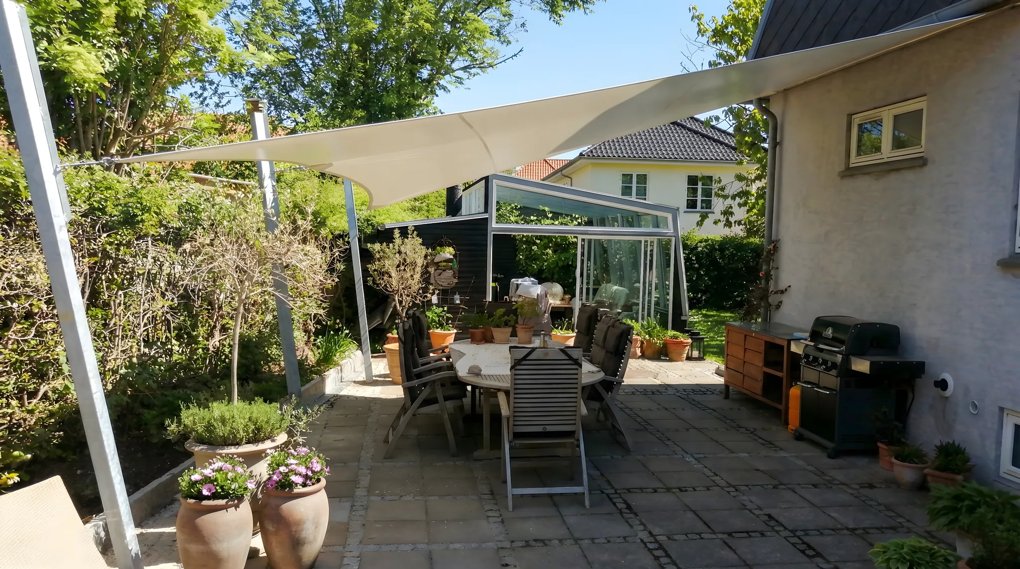 Måttanpassad segeldukslösning med jämn spänning och korrekt lutning